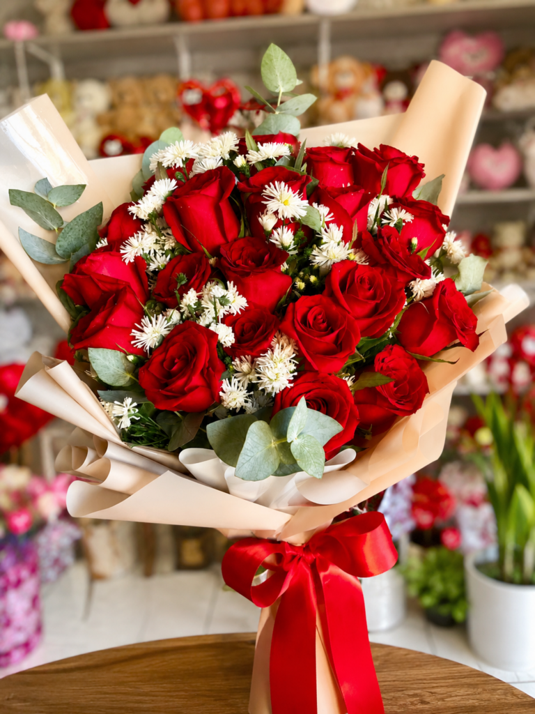 Buquê com 30 rosas e complementos