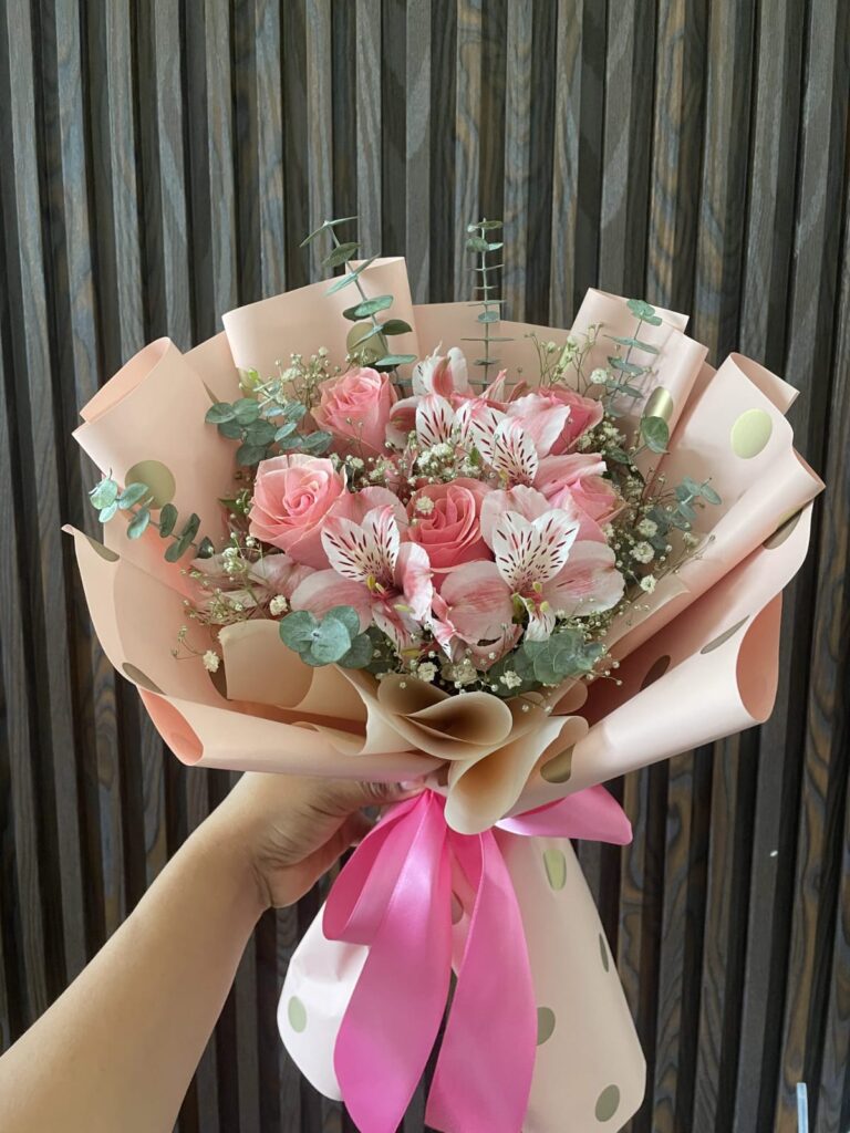 Buquê com 7 rosas rosa e alstromelias