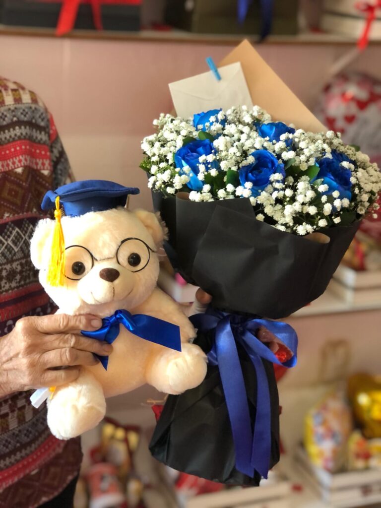 Buque com 7 rosas azuis e pelúcia