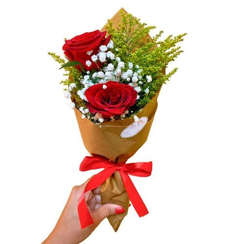 cone com duas rosas vermelhas e complemento